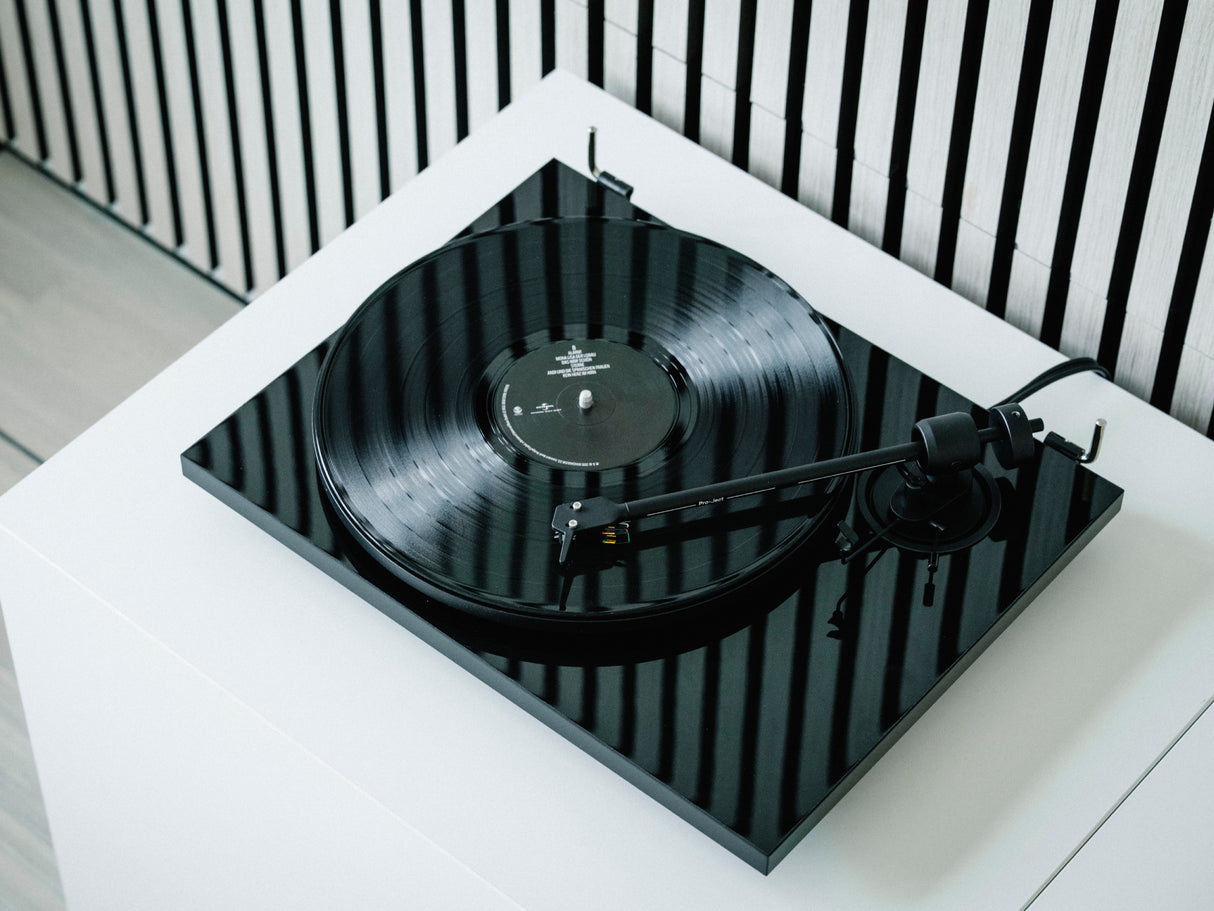 Pro-Ject E1.2 Turntable with Ruark MR1 Mk3 Speakers
