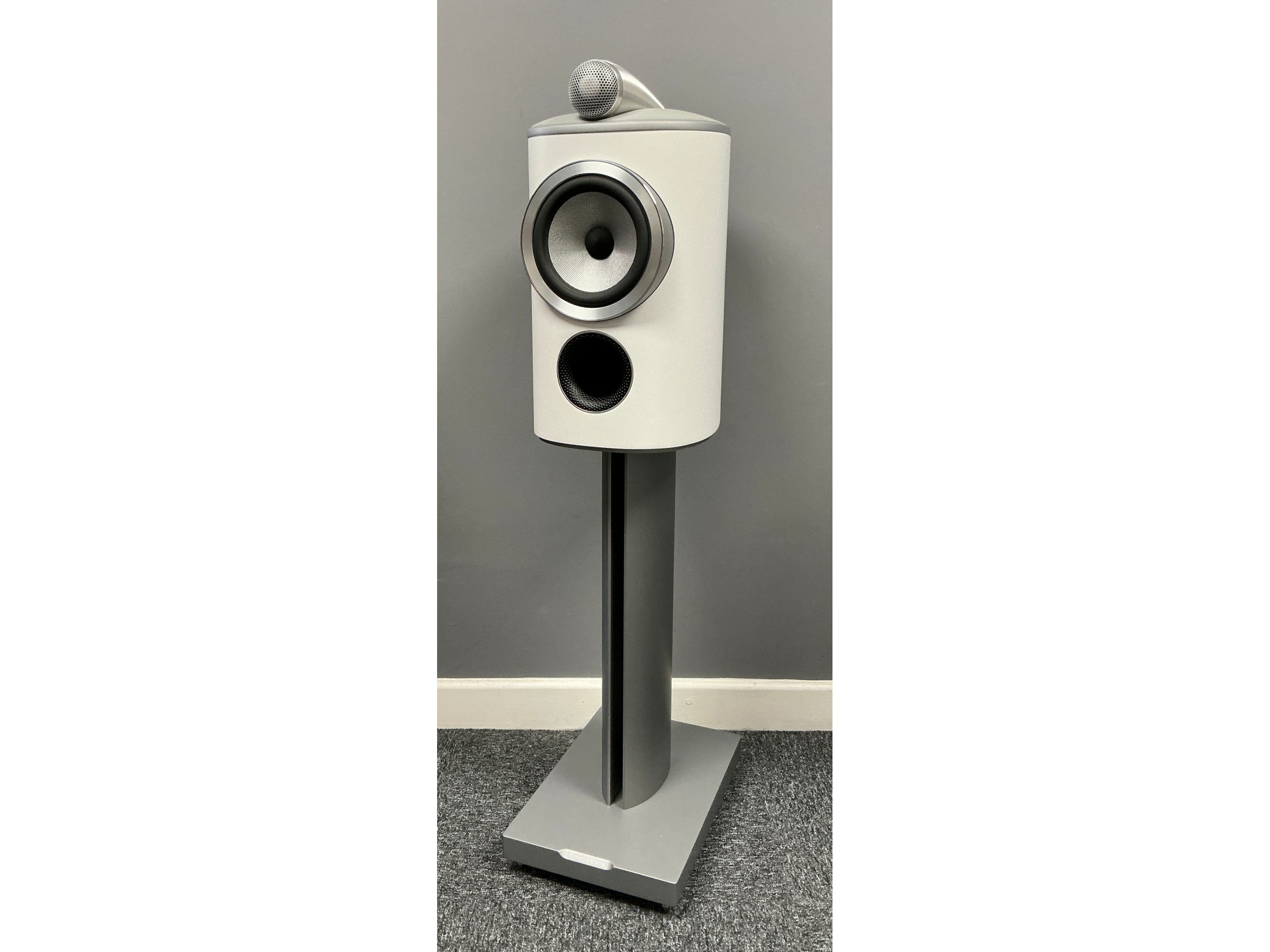 Bowers & Wilkins 805 D4 White Bookshelf Speakers with FS-805 Silver Floor Stands (Ex demonstration)