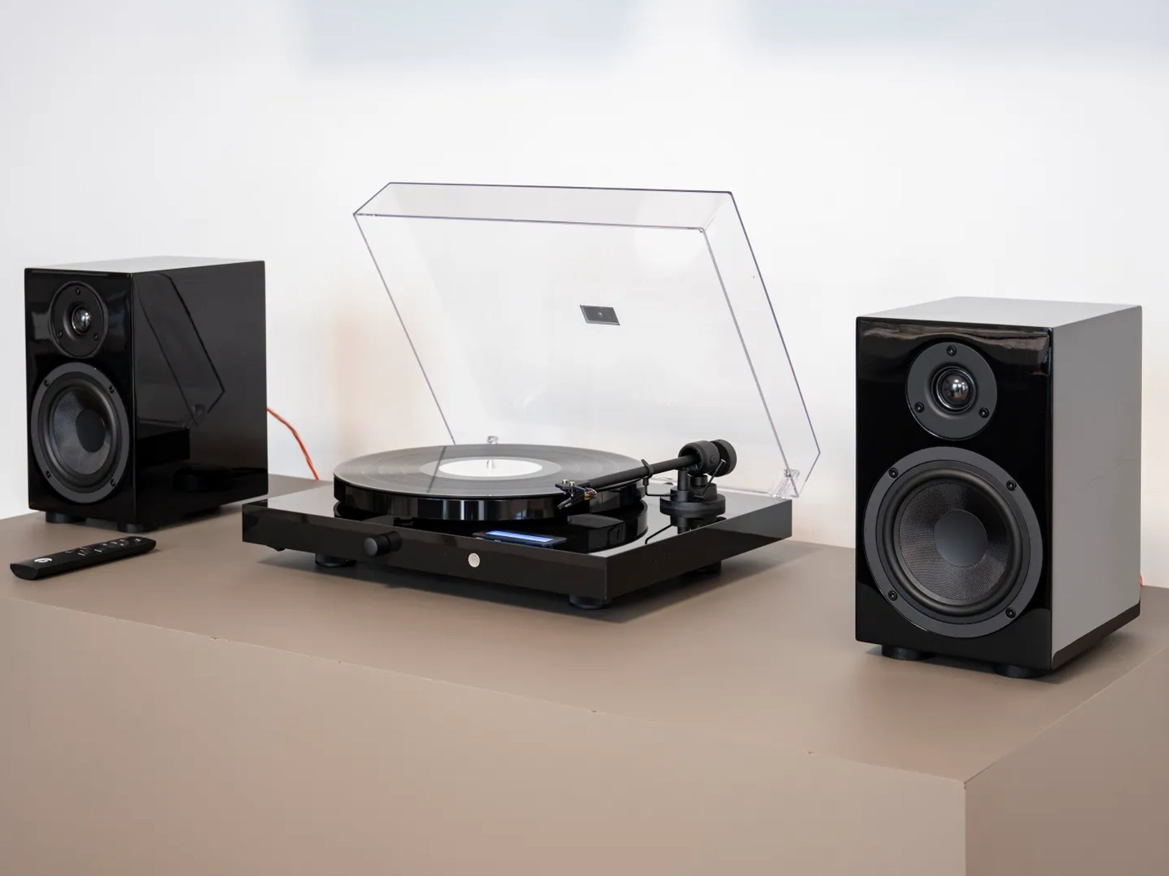 Pro-Ject Juke Box E1 Turntable Starter System (With Speakers)