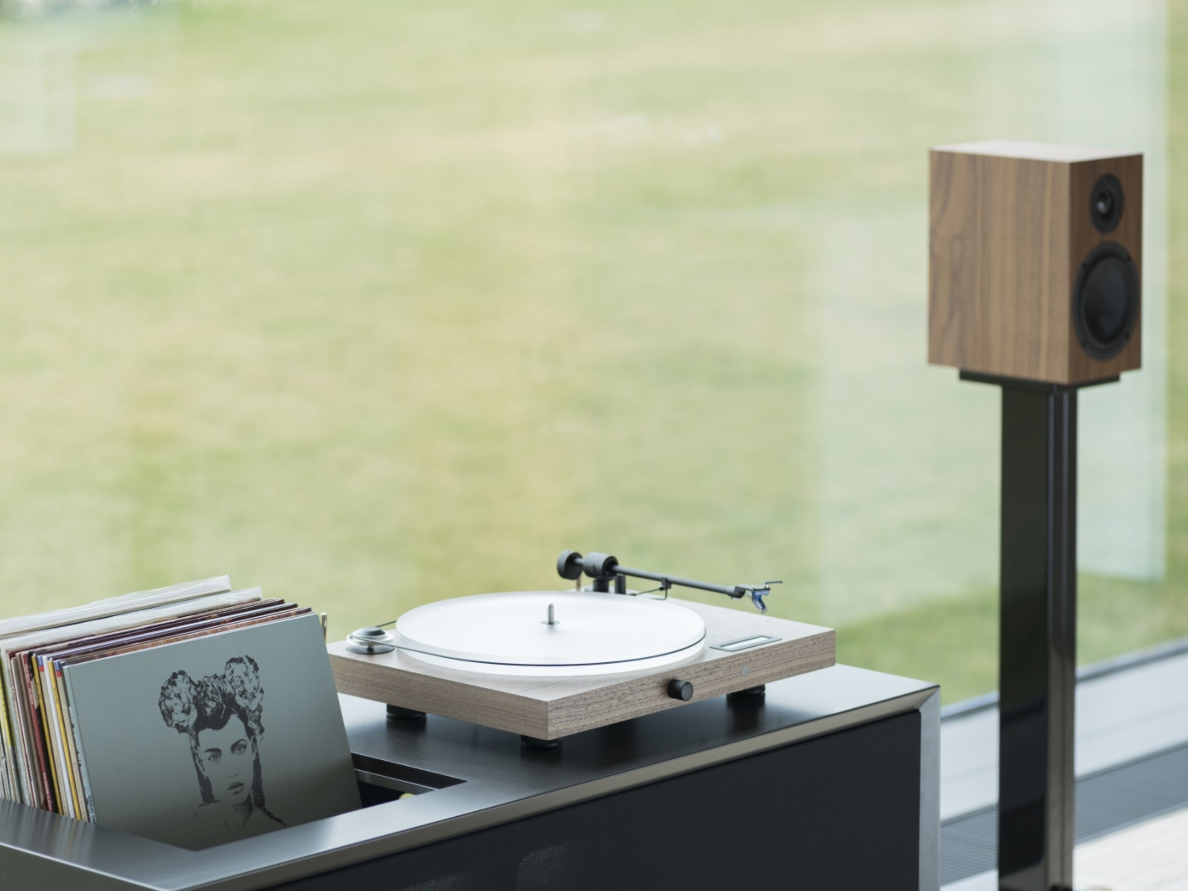 Pro-Ject JUKE BOX S2 Turntable System (With Speakers)