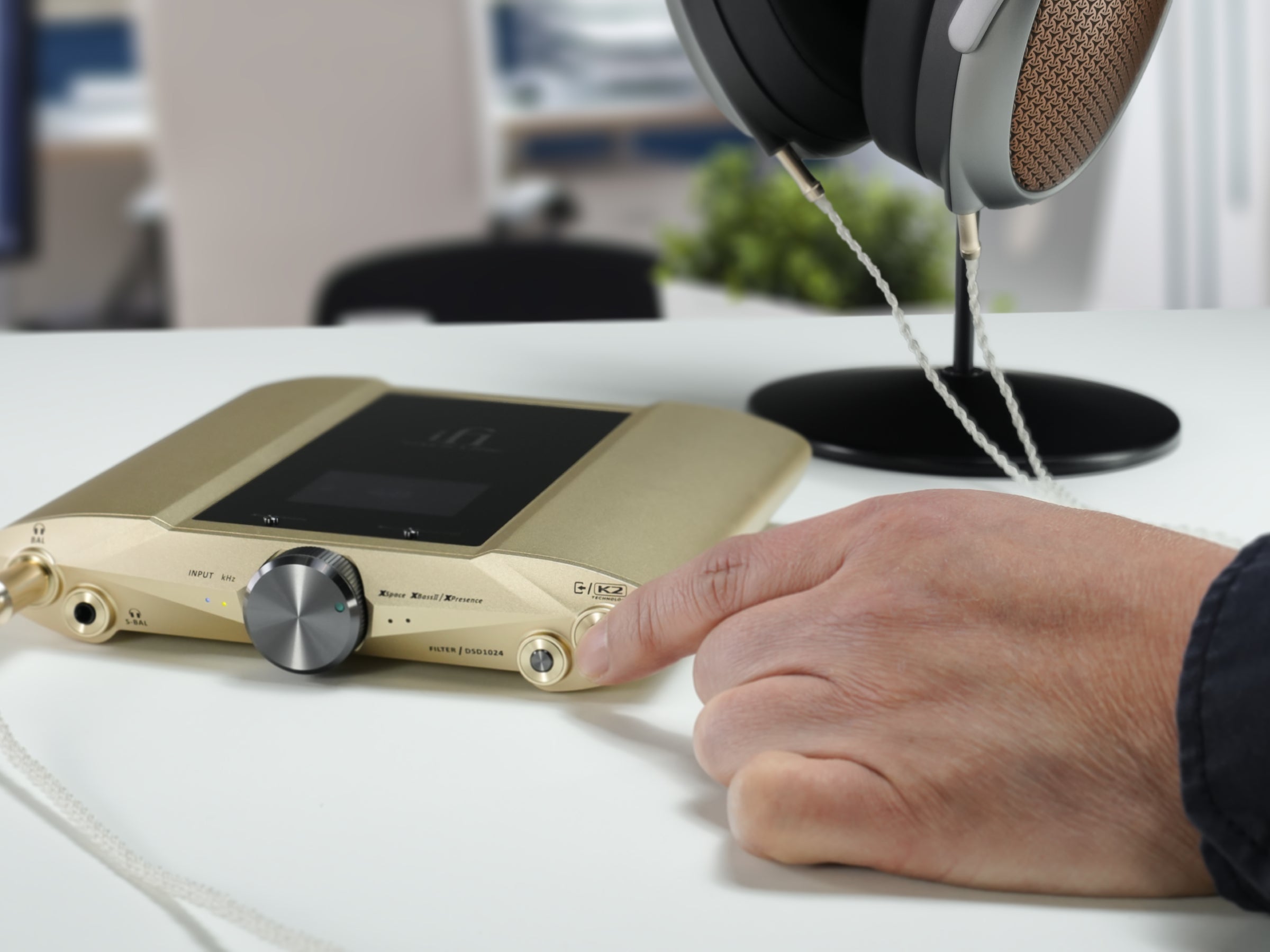 iFi iDSD Valkyrie with Meze Poet Headphone System