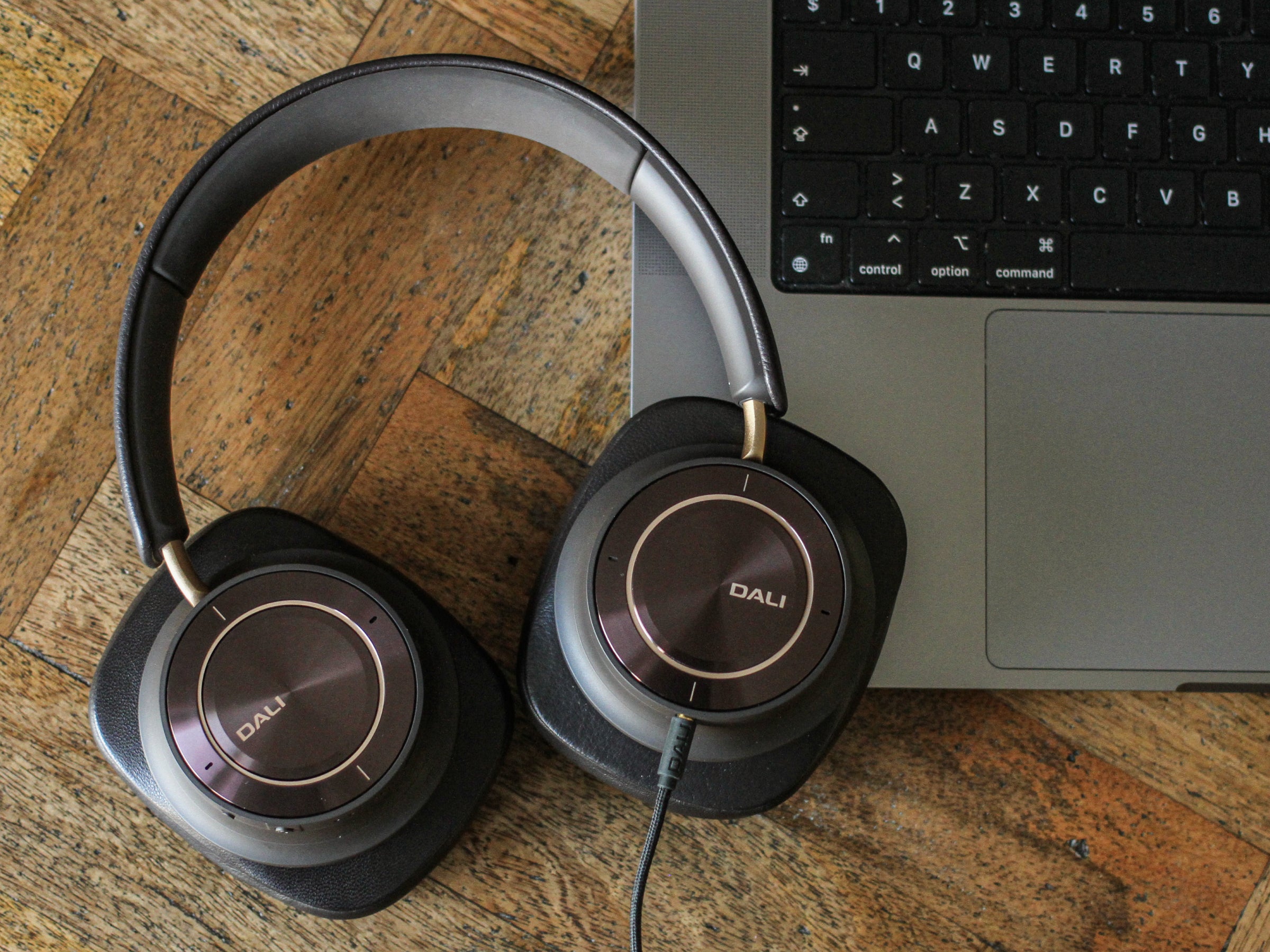 [輸入品]DALI iO-12 ワイヤレスヘッドホン DALI IO-12 | State-of-the-art Hi-Fi headphones | DALI Speakers